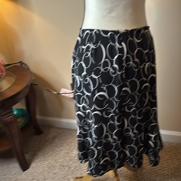 Petite 6 lined skirt like new! - Picture 3 of 5